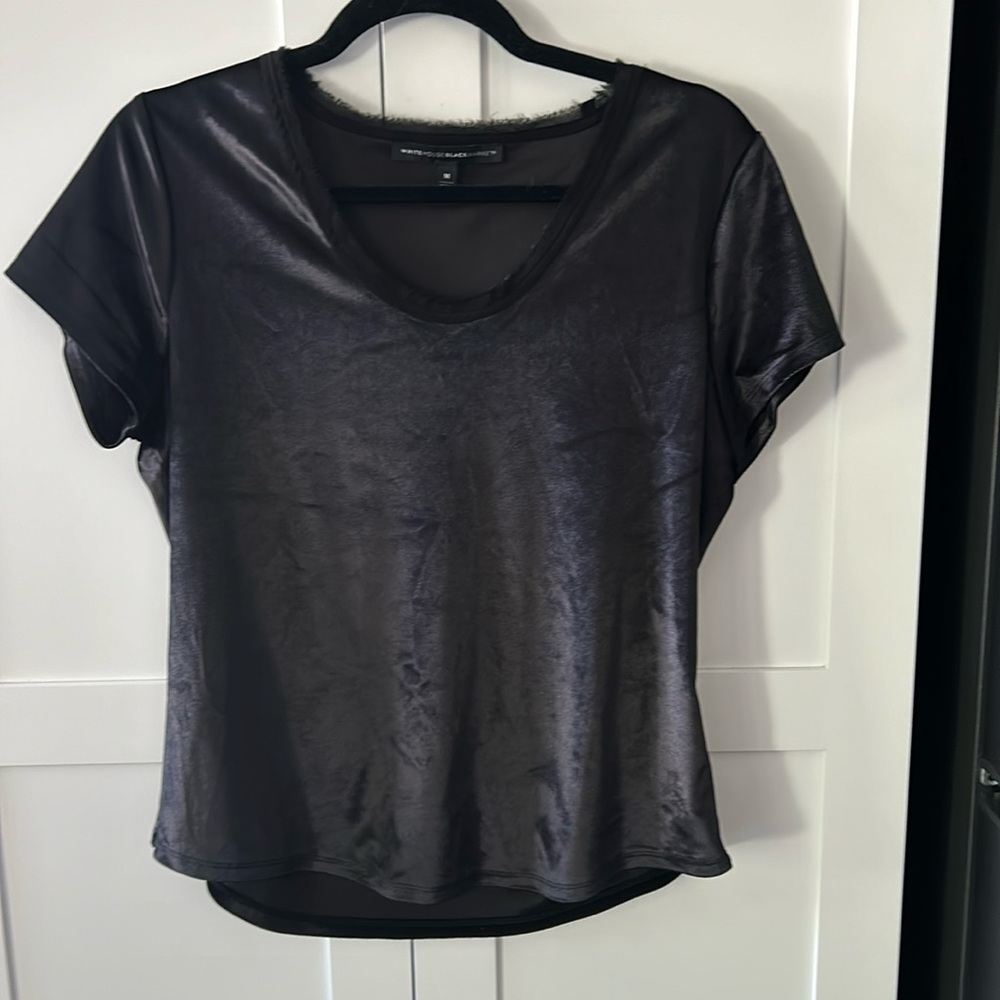 Black short sleeve tshirt.